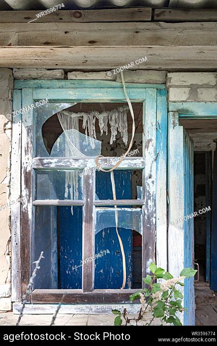 Fenster an einem verlassenen Wohnhaus in der radioaktiven Chernobyl-Sperrzone in Belarus (Weißrussland)