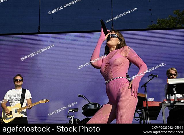 Singer Tove Lo de Suecia realiza durante el sexto festival de música en Praga, República Checa, 24 de junio de 2023. (CTK Photo/Michal Krumphanzl)