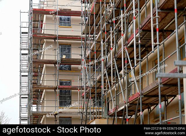 PRODUCTION - 15 December 2023, North Rhine-Westphalia, Mohnheim: Scaffolding stands on the shell of the Sophie Scholl Quartier