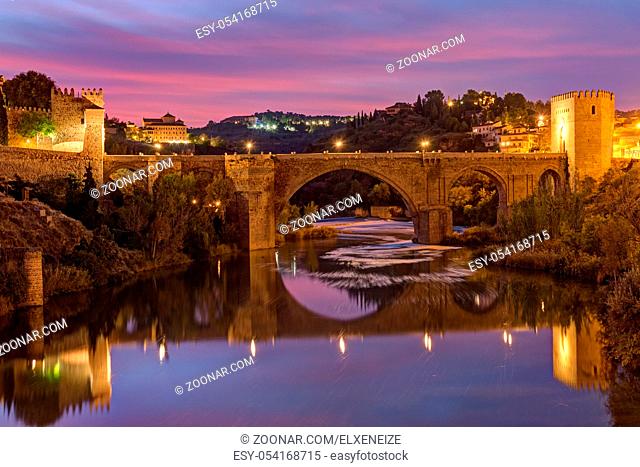 Die Puente de San Martin in Toledo, Spanien, vor Sonnenaufgang