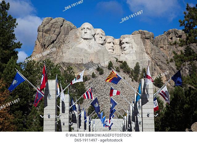 USA, South Dakota, Black Hills National Forest, Keystone, Mount Rushmore National Memorial and Avenue of Flags
