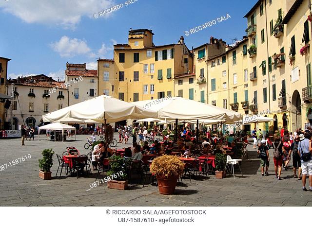 Italy, Tuscany, Lucca, Piazza Anfiteatro, Amphitheatre Square