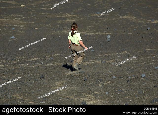 Frau wandert auf Lavafeld, Faial, Portugal, Europa | Woman walking on lava field, Faial, Portugal, Acores, Europe