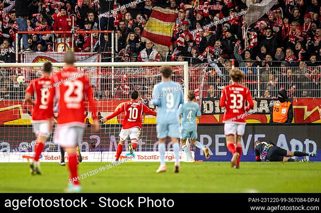 20 December 2023, Berlin: Soccer: Bundesliga, 1. FC Union Berlin - 1. FC Köln, Matchday 16, An der Alten Försterei. Berlin's Kevin Volland (3rd from left)...
