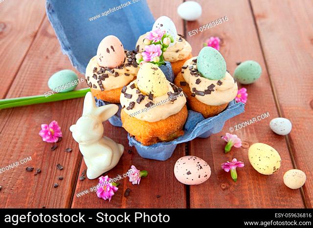 Kleine Cupcake mit Ostereiern in Karton zu Ostern