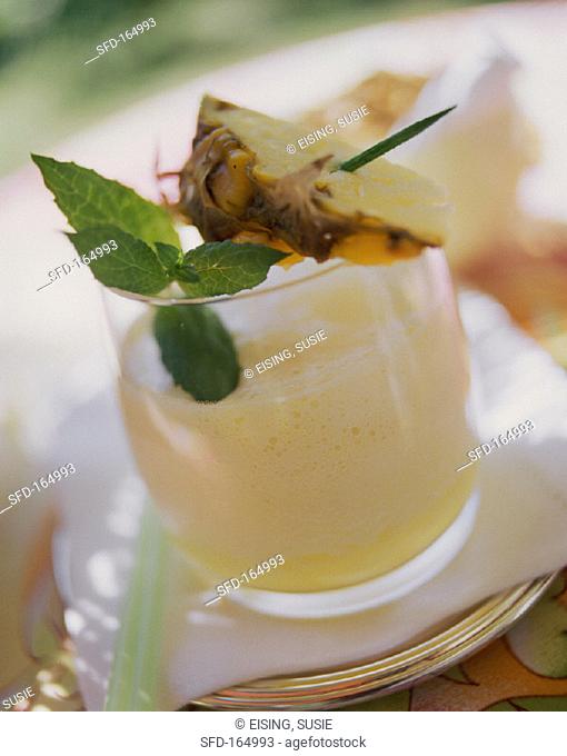 Batido de pina (cocktail with pineapple, 1)