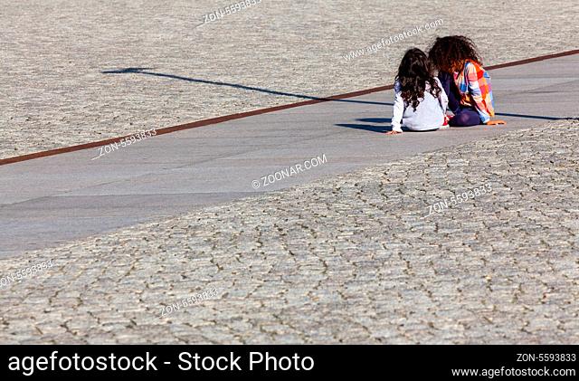 zwei kleine Kinder spielen auf dem Strassenasphalt, Berlin, Deutschland