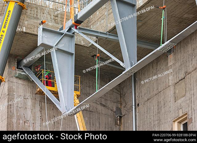 06 July 2022, Hamburg: A 30-meter-long, 35-ton steel truss girder is being craned onto the St. Pauli bunker to create the ""hanging gardens of Hamburg""