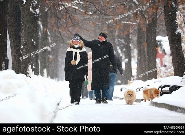 RUSSIA, MOSCOW - DECEMBER 10, 2023: People walk their dogs in Tverskoi Boulevard. Sofya Sandurskaya/TASS