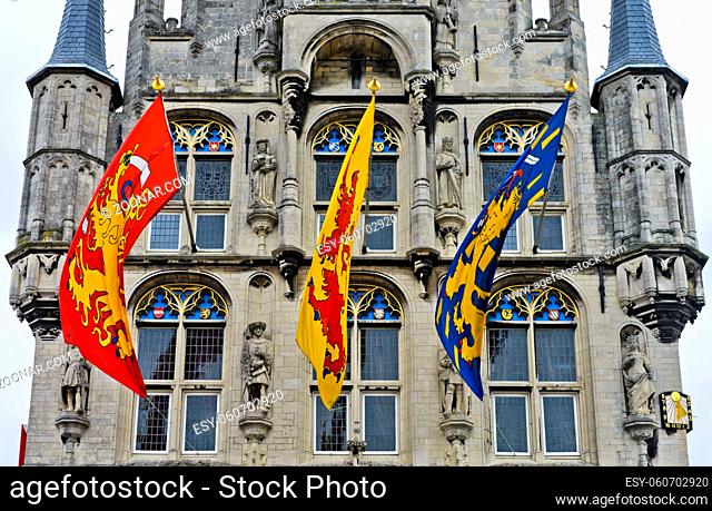 Flaggen mit den Wappen der Republik der Vereinigten Niederlande, der Grafschaft Holland und dem Königreich der Niederlande wehen am gotischen Rathaus, Stadhuist