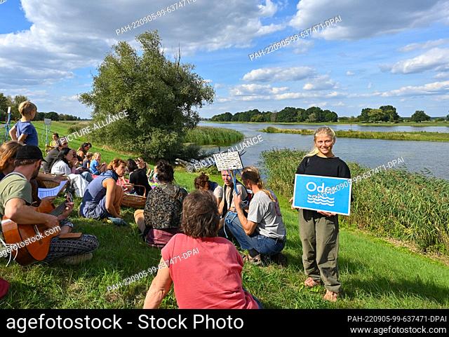 04 September 2022, Brandenburg, Kienitz: People take part in an event organized by the Kienitz citizens' initiative ""Save Oder Die"" on the dike along the...