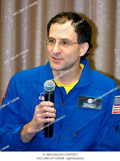 Astronaut Donald R. Pettit, Expedition Six NASA ISS science officer, speaks during a press conference at the Gagarin Cosmonaut Training Center in Star City