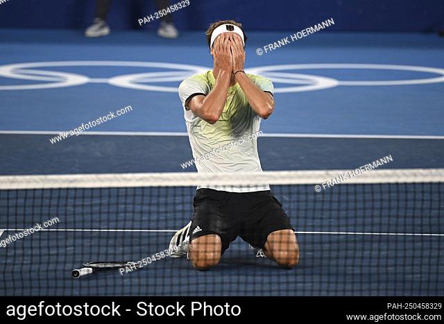 Alexander ZVEREV (GER), final jubilation, winner, winner, Olympic champion, jubilation, joy, enthusiasm, kneeling in front of the net, action, single action