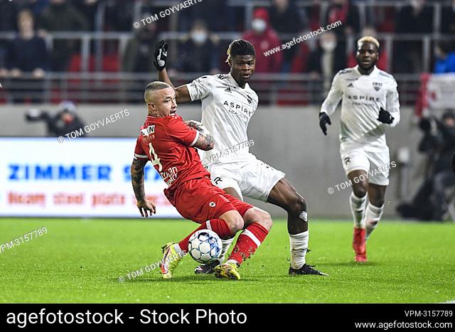 Antwerp's Radja Nainggolan and Eupen's Emmanuel Agbadou fight for the ball during a soccer match between Royal Antwerp FC RAFC and KAS Eupen