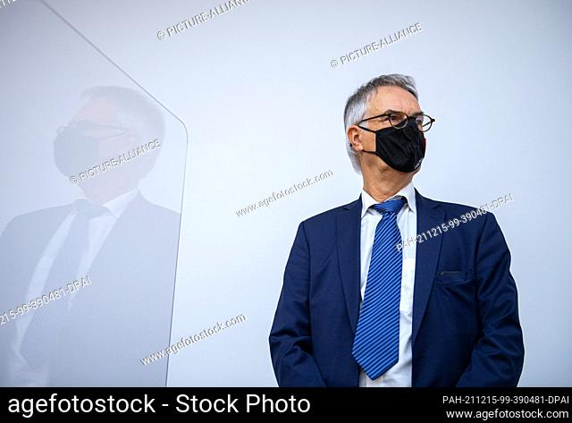 15 December 2021, North Rhine-Westphalia, Münster: Wolfgang Albers, former police chief of Cologne, is reflected in a plexiglass pane in front of the Higher...