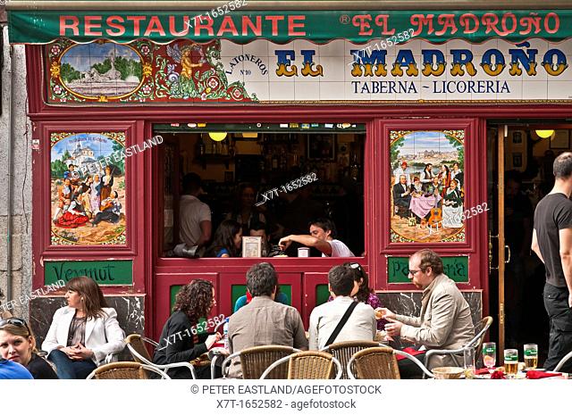 Al fresco dining outside one of Madrid's teaditional tiled tavernas and tapas bars  South of the Plaza Mayor, central Madrid  Spain