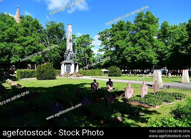 12 May 2020, Brandenburg, Potsdam: The memorial on the Soviet cemetery of honour on the Bassinplatz. About 400 graves and an obelisk decorated with bronze...
