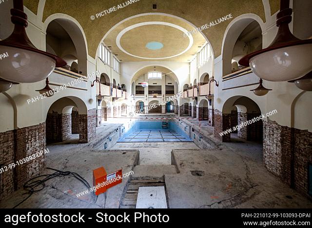 12 October 2022, Bavaria, Nuremberg: Demolition work is taking place inside the public swimming pool. Demolition work in the swimming pool will continue until...