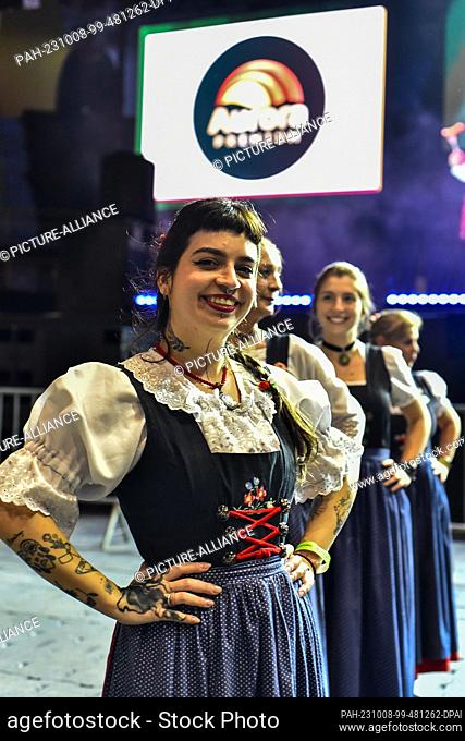 07 octubre 2023, Brasil, São Paulo: El grupo Tirol actúa en el Oktoberfest de Sao Paulo y presenta baile alemán típico. Foto: Rafael Magalhaes/dpa