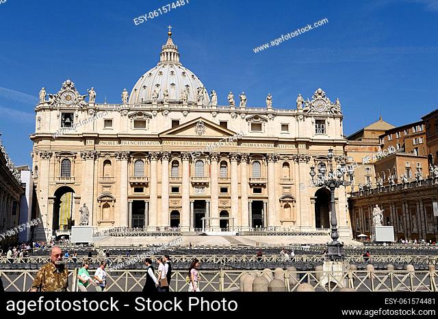 Tourists in the Plaza de San Peter, Vatican City, Rome