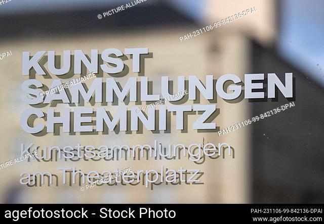 06 November 2023, Saxony, Chemnitz: Kunstsammlungen Chemnitz is written on the entrance door to the museum on Theaterplatz in Chemnitz