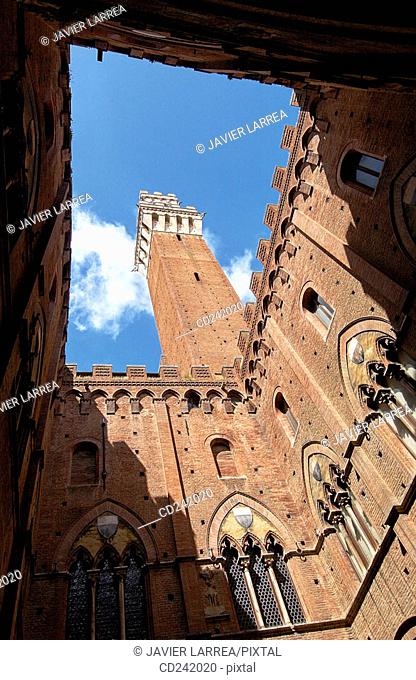 Courtyard of the 'Podestà' (governor) and Mangia Tower, Palazzo Pubblico (seat of civil government). Siena. Tuscany, Italy
