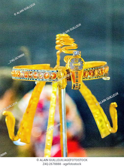 Egypt, Cairo, Egyptian Museum, Tutankhamon jewellery, from his tomb in Luxor : Diadem with ribbons and the 2 goddesses as snake and vulture