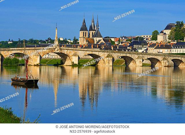 Blois, Loire River, Traditional Boat, Saint Nicolas Church, Jacques Gabriel Bridge, Pont Jacques Gabriel, Loire et Cher, Pays de la Loire, Loire Valley