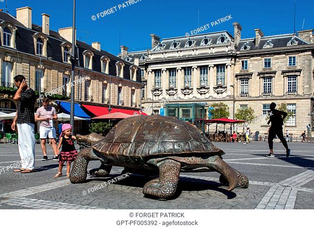 SCULPTURE IN BRONZE OF TURTLES ADORNED WITH BUNCHES OF GRAPES IN FRONT OF THE AQUITAINE GATE, PLACE DE LA VICTOIRE, CITY OF BORDEAUX, GIRONDE (33), FRANCE