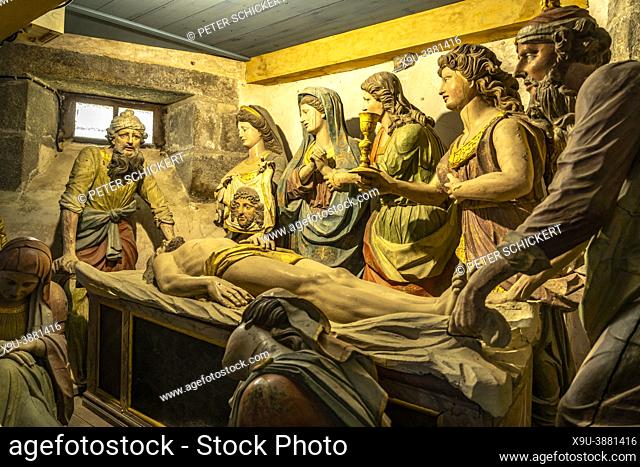 Jesus Grablegung - Mise au Tombeau - in der Krypta des Beinhaus im Umfriedeten Pfarrbezirk von Saint-Thegonnec, Bretagne