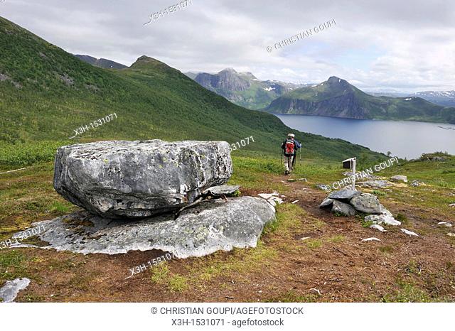 monolithe sur la montagne Husfjellet Ile de Senja Comte de Troms, Norvege, Europe du Nord//monolith on the Husfjellet mountain Senja island County of Troms