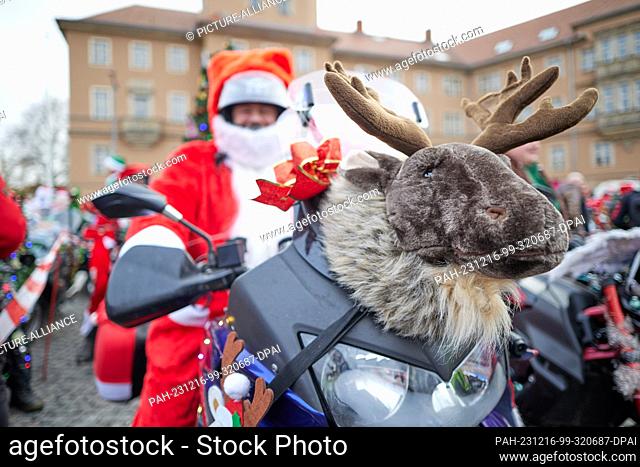 16 December 2023, Berlin: Bikers dressed up as Santas set off from Lankwitz town hall on a charity tour through Berlin. The final stop will be the Christmas...