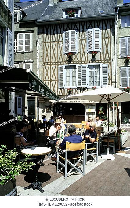France, Pyrenees Atlantiques, Pau, Cafe terrace on the rue du Chateau in the old city