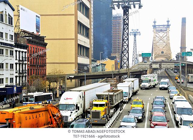 Rush hour traffic on the Ed Koch Queensboro 59th Street Bridge, Midtown Manhattan, New York City, USA