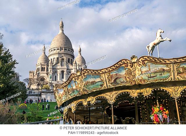 historisches Karussel vor der Basilika Sacre Coeur, Montmartre, Paris, Frankreich | historic carousel and Basilica Sacre Coeur, Montmartre , Paris