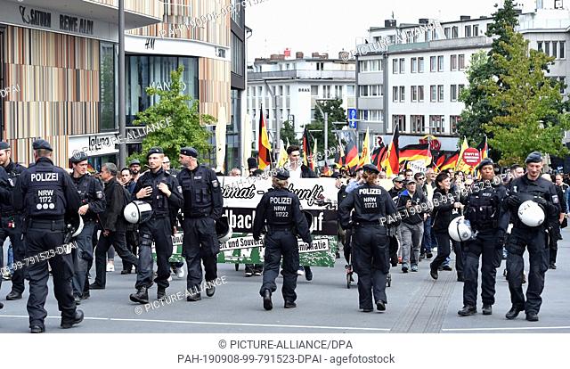 08 September 2019, North Rhine-Westphalia, Mönchengladbach: Policemen secure a demonstration of right-wing groups during their train through the city centre