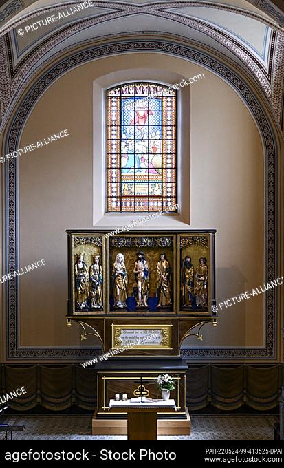 24 May 2022, Saxony-Anhalt, Köthen: The festival side of the late Gothic high altar can be seen in the Protestant church of St. Agnus in Köthen
