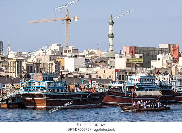 AMBIANCE PHOTO OF THE DUBAI CREEK WITH THE TRADITIONAL BOAT, THE ABRA, AND CARGO BOATS MOORED AT THE DEIRA QUAYS WITH, IN THE BACKGROUND, A MOSQUE'S MINARET