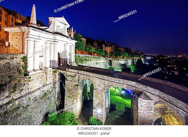 Porta San Giacomo, Upper Town (Citta Alta), Bermago, Lombardy, Italy, Europe
