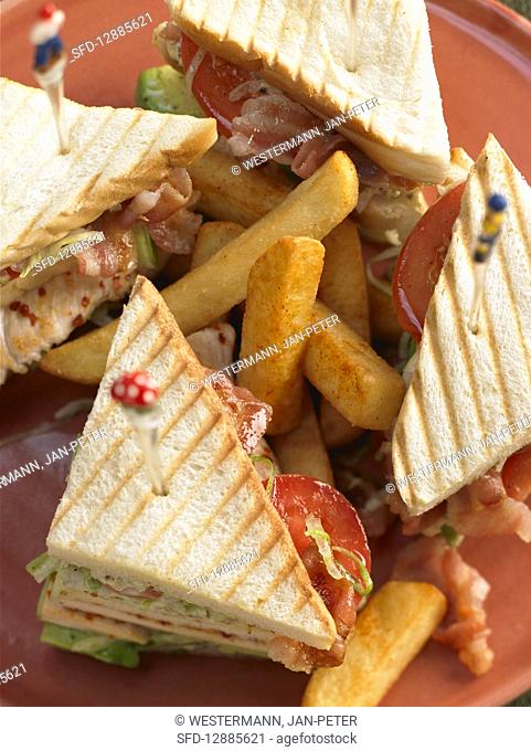 Club sandwich with chips