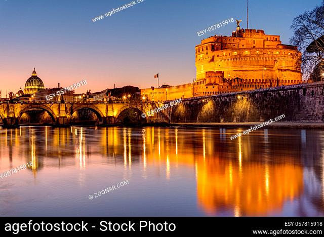 Die Engelsburg und der Petersdom in Rom in der Abenddämmerung