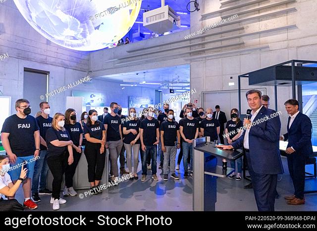 20 May 2022, Bavaria, Nuremberg: Markus Söder (2nd from right, CSU), Minister-President of Bavaria, welcomes students from Friedrich-Alexander University...
