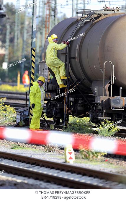 Employees of the fire department of a chemical company are investigating the cause of the escape of hydrogen peroxide from a tank waggon at Neuwied's freight...
