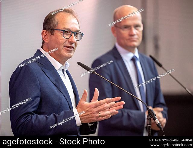 28 September 2021, Berlin: Alexander Dobrindt, head of the CSU parliamentary group (l), speaks next to Ralph Brinkhaus (CDU)