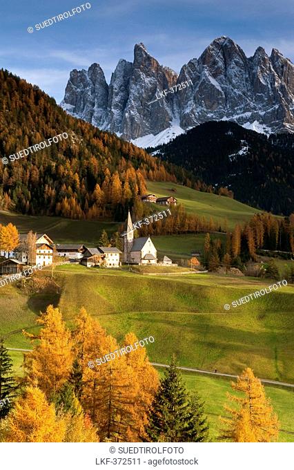 Mountain village St. Magdalena in front of Geisler mountain range in autumn, Valley of Villnoess, South Tyrol, Alto Adige, Italy, Europe