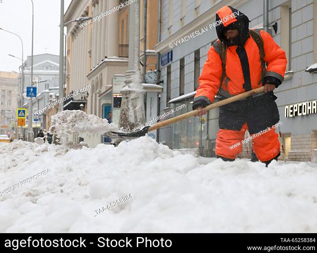 RUSSIA, MOSCOW - NOVEMBER 27, 2023: A worker shovels snow in Nikitsky Boulevard after a heavy snowfall. Vyacheslav Prokofyev/TASS