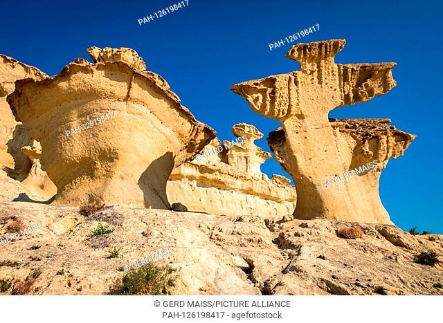 Las Gredas de Bolnuevo, auch Ciudad Encantada genannt, sind stark erodierte Sandsteinformationen entlang des Strandes von Bolnuevo, Murcia, Spanien