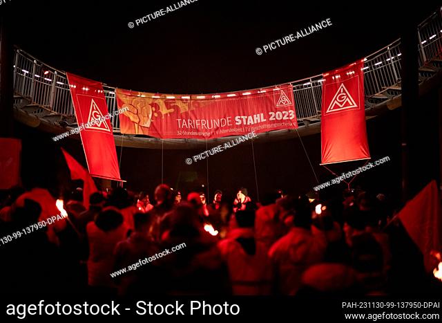 30 November 2023, North Rhine-Westphalia, Duisburg: A banner reads ""Collective bargaining round steel 2023"" during a protest in the course of the current wage...