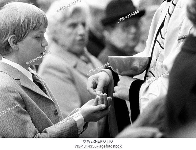 DEUTSCHLAND, OBERHAUSEN, STERKRADE, 21.06.1973, Seventies, black and white photo, religion, Christianity, Corpus Christi