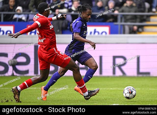Antwerp's William Pacho Tenorio and Anderlecht's Majeed Ashimeru fight for the ball during a soccer match between RSCA Anderlecht and Royal Antwerp FC